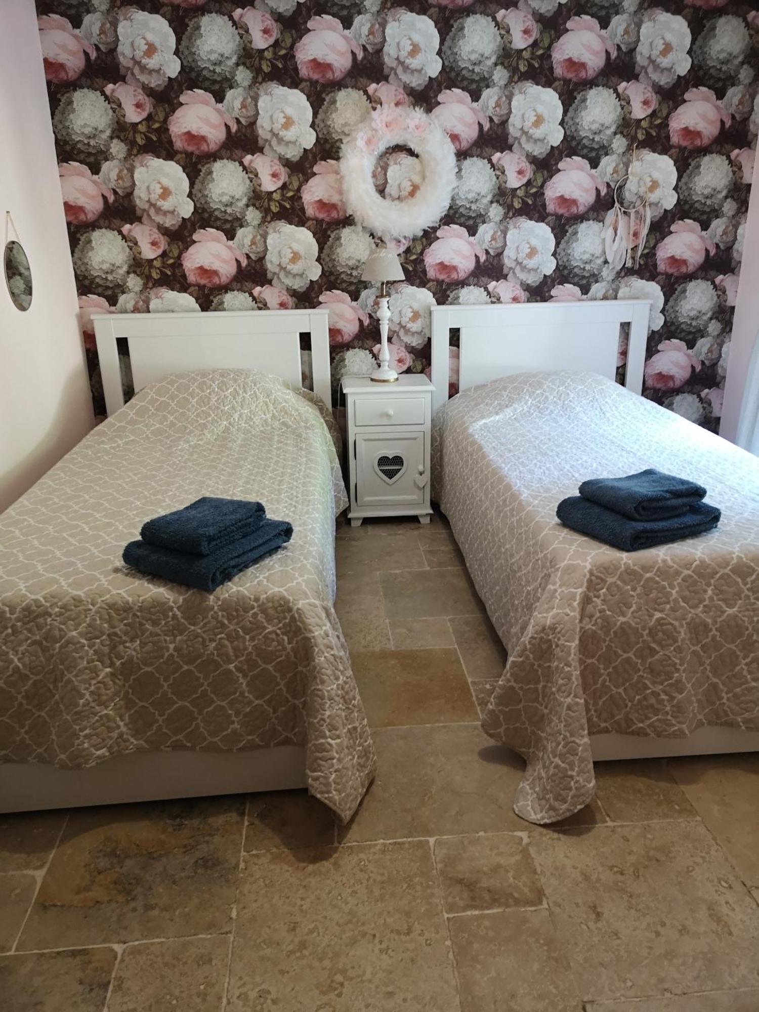 Le Mas Des Agapes Beaucaire  Zewnętrze zdjęcie